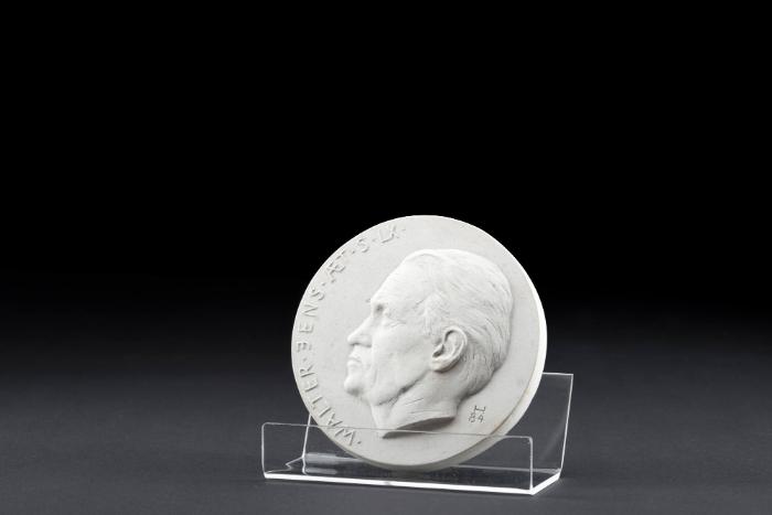 Porträtplakette von Walter Jens