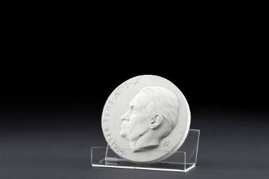 Porträtplakette von Walter Jens