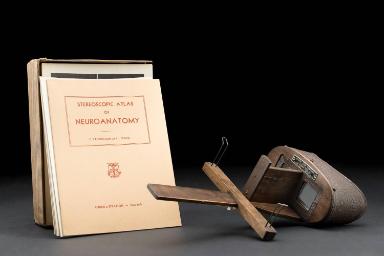 Stereoskop und dazugehöriger Atlas der Neuroanatomie