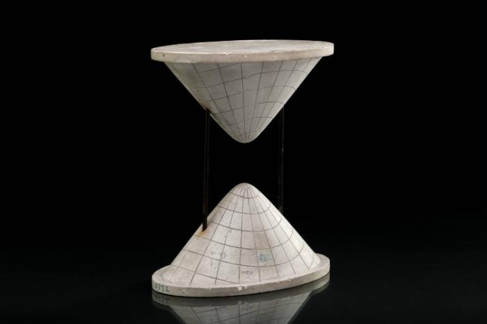 Zweischaliges Hyperboloid mit Krümmungslinien