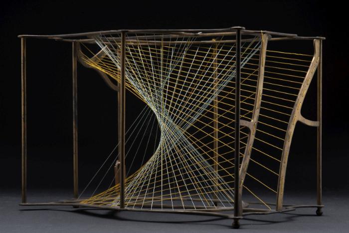 Fadenmodell einer nichtabwickelbaren Schraubenfläche mit Paraboloid
