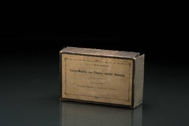 Carton-Modelle von Flächen zweiter Ordnung