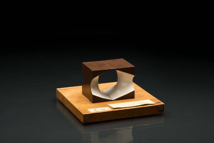 Plücker'sche Flächen: Eine Hyperbel und eine konzentrische imaginäre Ellipse