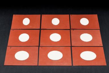 Set mit geometrischen Reliefs