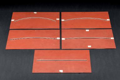 Set mit geometrischen Reliefs