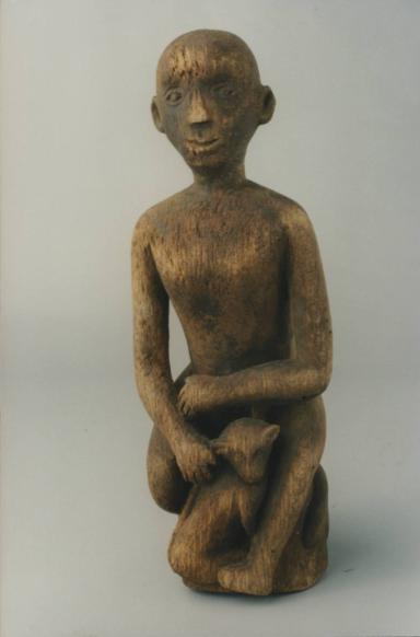 Figur "hampatong" mit Tier aus Borneo