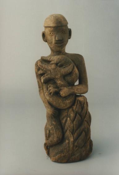 Figur mit Drachen, "hampatong" aus Borneo