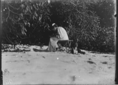 Elisabeth Krämer-Bannow zeichnend mit Hund