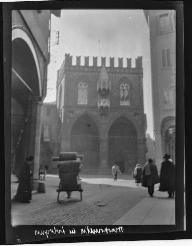 Bologna, Straßenszene am Palazzo della Mercanzia