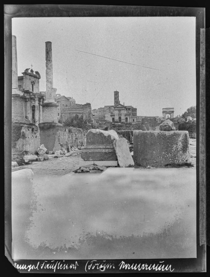 Rom, Forum Romanum von Osten; links zwischen Säulen der Faustinatempel, am Horizont der Titusbogen