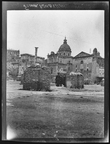 Rom, Forum Romanum; Curia und Bogen des Septimius Severus, links im Hintergrund das Baugerüst des Monuments für Viktor Emanuel II.