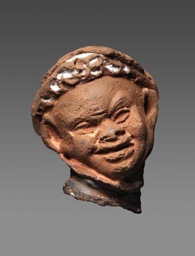 Figurine: Grotesker männlicher Kopf (Satyr?) mit Kranz