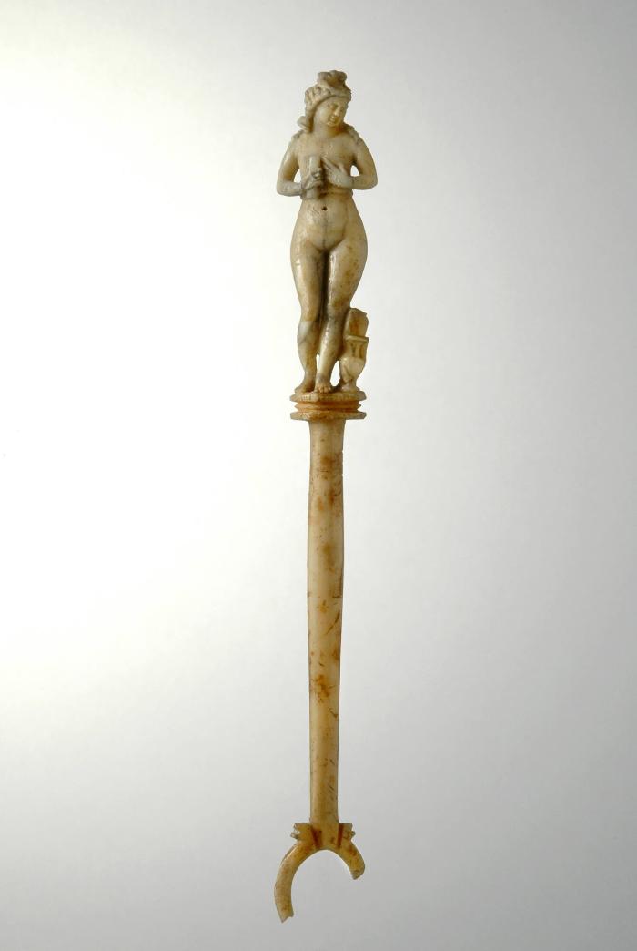 Fingerkunkel: Aphrodite, ein Brustband (Kestos) anlegend