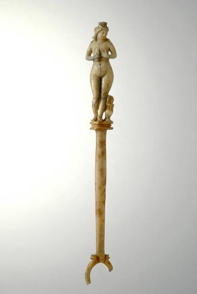 Fingerkunkel: Aphrodite, ein Brustband (Kestos) anlegend
