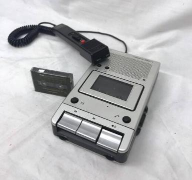 Diktiergerät mit Mikrofon und Netzteil (Grundig Stenorette 2300L)