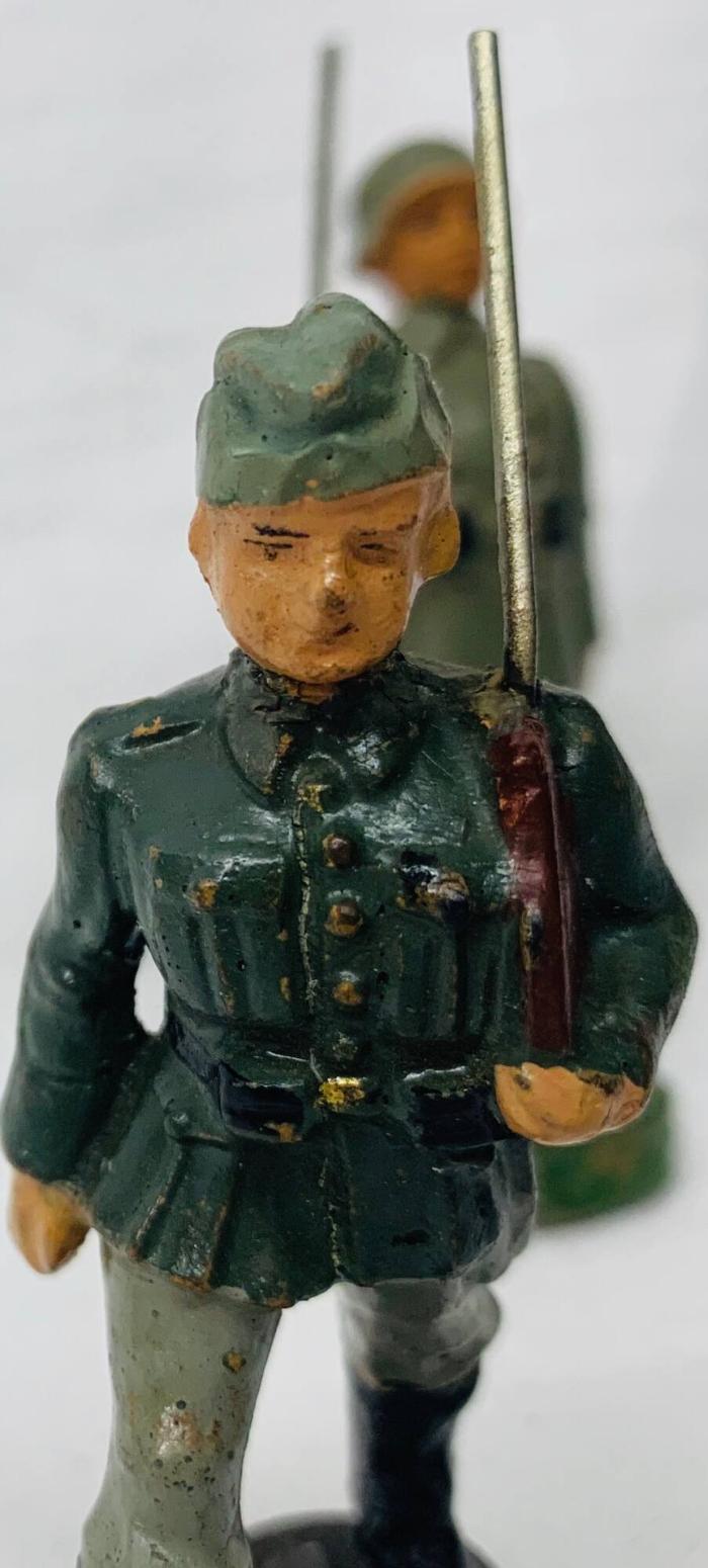 Spielzeugsoldat in deutscher Uniform