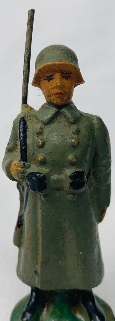 Spielzeugsoldat in deutscher Uniform