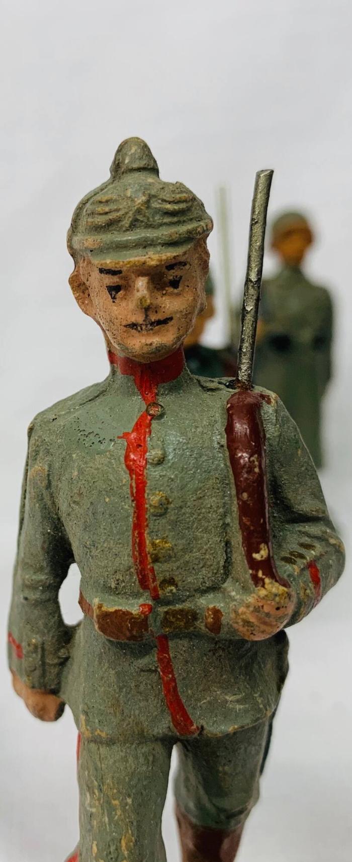 Spielzeugsoldat mit Pickelhaube