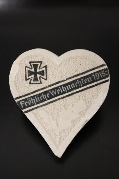 Kriegssouvenir aus Champagnerkreide "Fröhliche Weihnachten 1915"