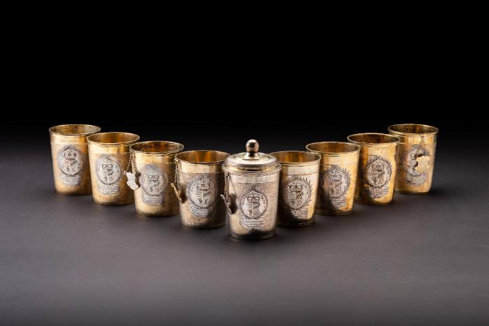 9 Tischbecher davon 6 "geschwitzte" Becher und 3 "glatte" Becher