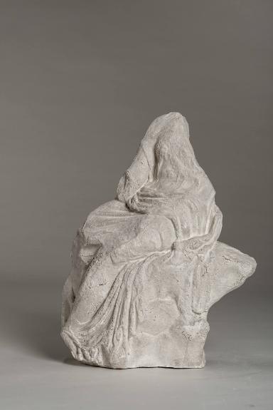 Friesfigur vom Erechtheion in Athen: sitzende, weibliche Figur