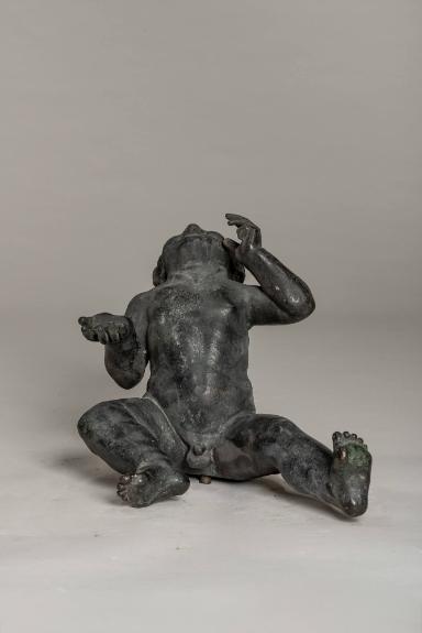 Neuzeitliche Wiedergabe eines der Zwillinge Romulus und Remus zur antiken Statue der Kapitolinischen Wölfin