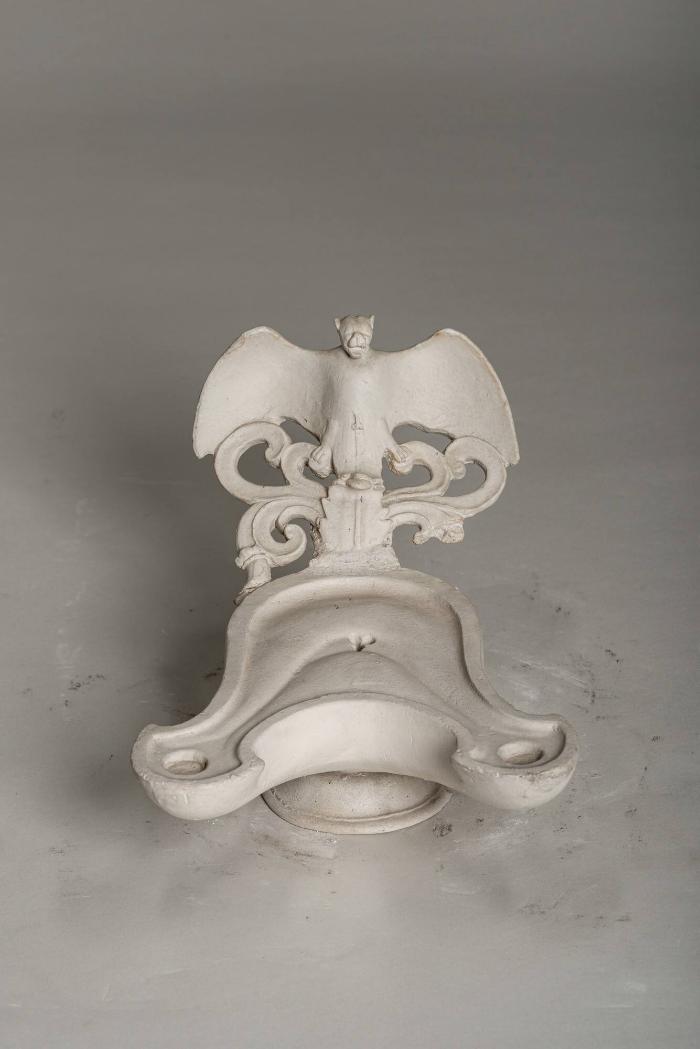 Lampe mit Reflektor in Gestalt einer Fledermaus
