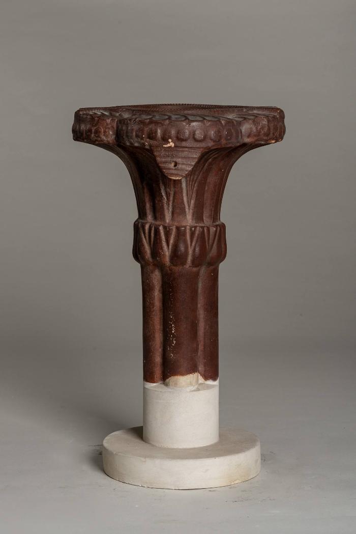 Lampe aus Porphyr in Säulenform aus Knossos