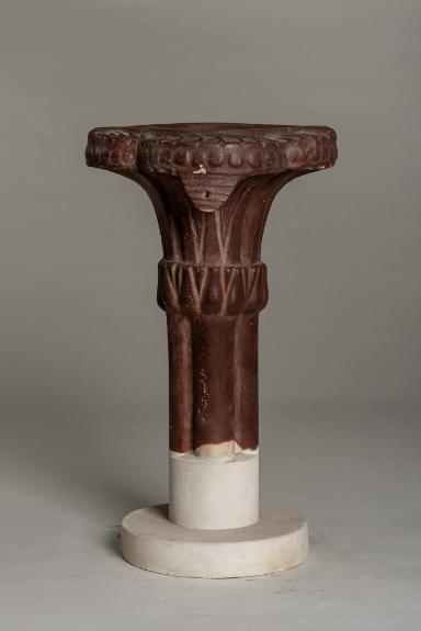 Lampe aus Porphyr in Säulenform aus Knossos