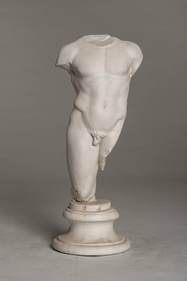 Männlicher nackter Torso von einer Statuette