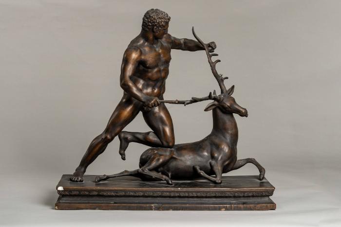 unterlebensgroße Gruppe des Herakles mit Hirschkuh