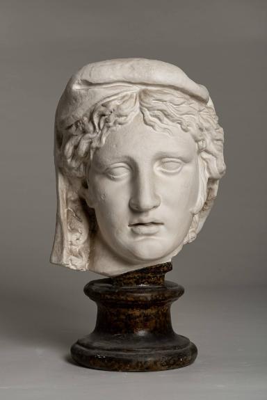 Kopf (von einem Relief?) einer idealen Frauenfigur mit Kopftuch, sog. Kopf Ponsonby