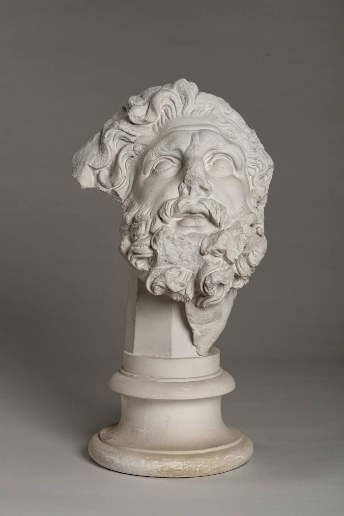 Kopf eines Giganten vom Pergamon-Altar (Gegner des Apollon) auf moderner Büste, sog. Ephialtes