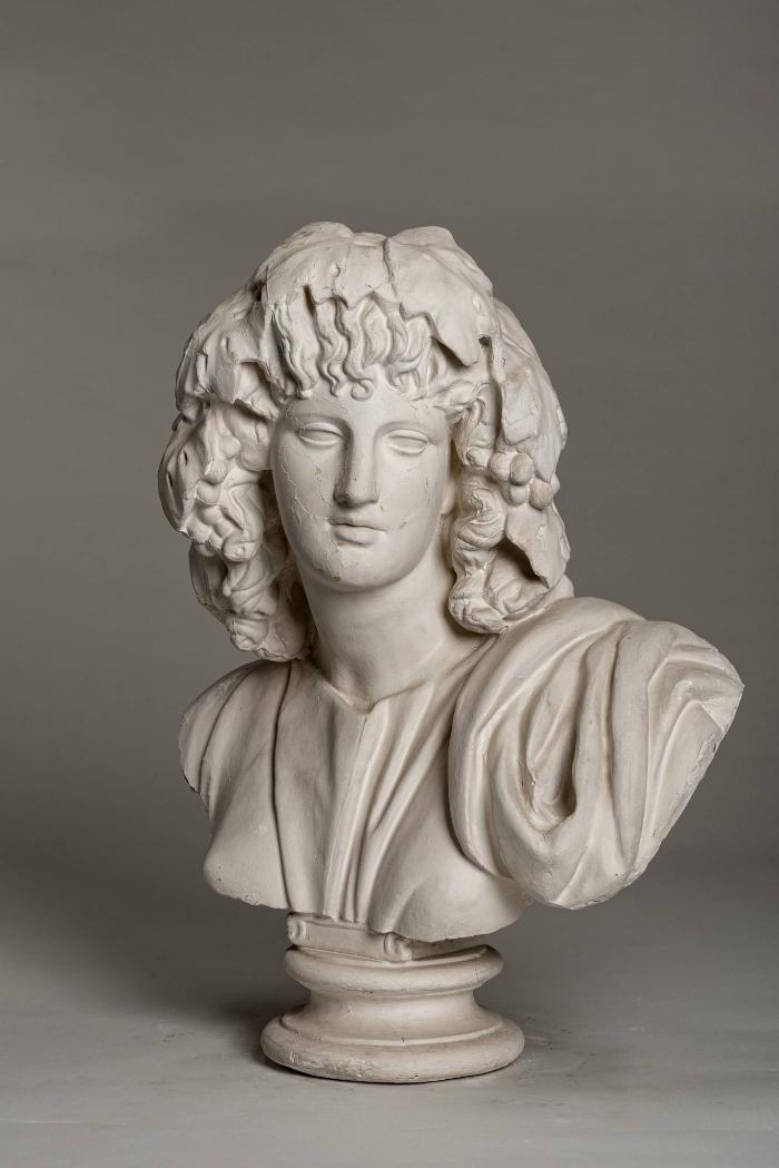 Büstenausschnitt einer Musenstatue mit einem Kranz aus Weinlaub und Trauben, sog. Melpomene