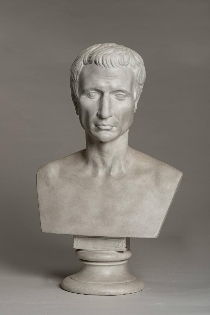 Neuzeitlicher Porträtkopf des C. Iulius Caesar auf moderner Büste