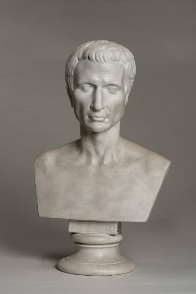 Neuzeitlicher Porträtkopf des C. Iulius Caesar auf moderner Büste