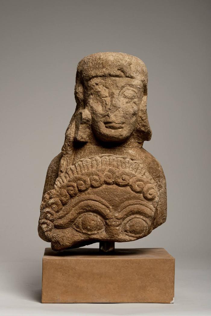 Fragment einer etruskischen Kriegerstatue