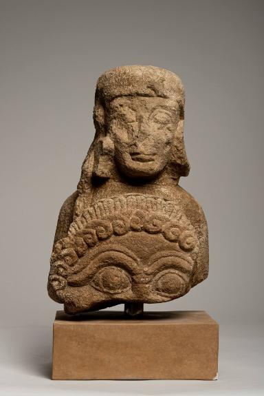 Fragment einer etruskischen Kriegerstatue