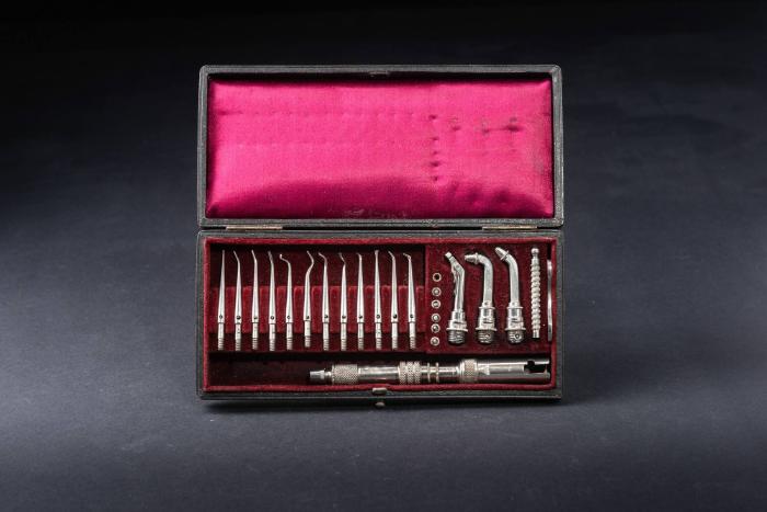 Instrumentarium zum Legen von Goldhämmerfüllungen