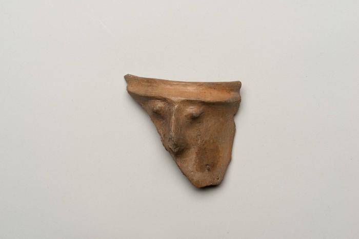 Fragment eines anthropomorphen Gefäßes