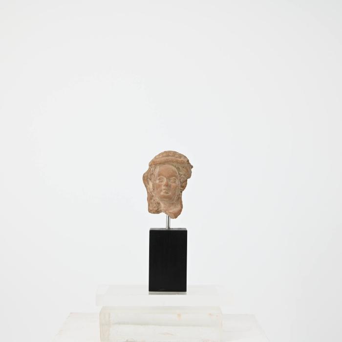 Figurine: weiblicher Kopf mit Kranz