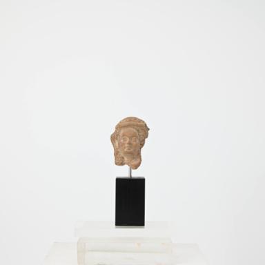 Figurine: weiblicher Kopf mit Kranz