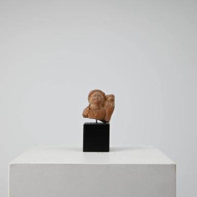 Figurine: Knabe mit bekränztem Kopf