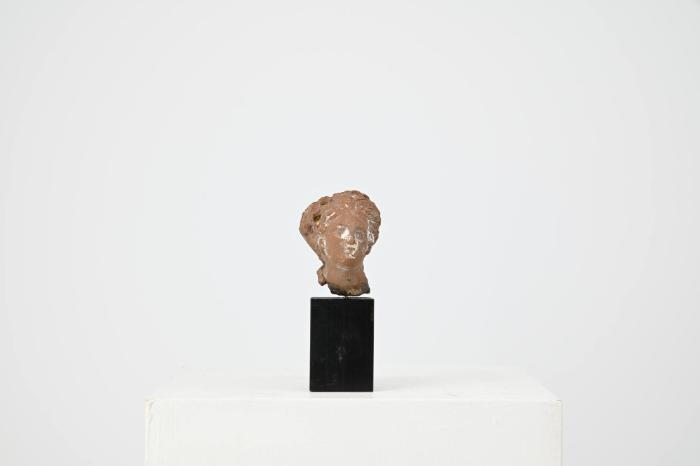 Figurine: weiblicher Kopf mit Melonenfrisur