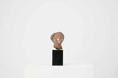 Figurine: weiblicher Kopf mit Melonenfrisur