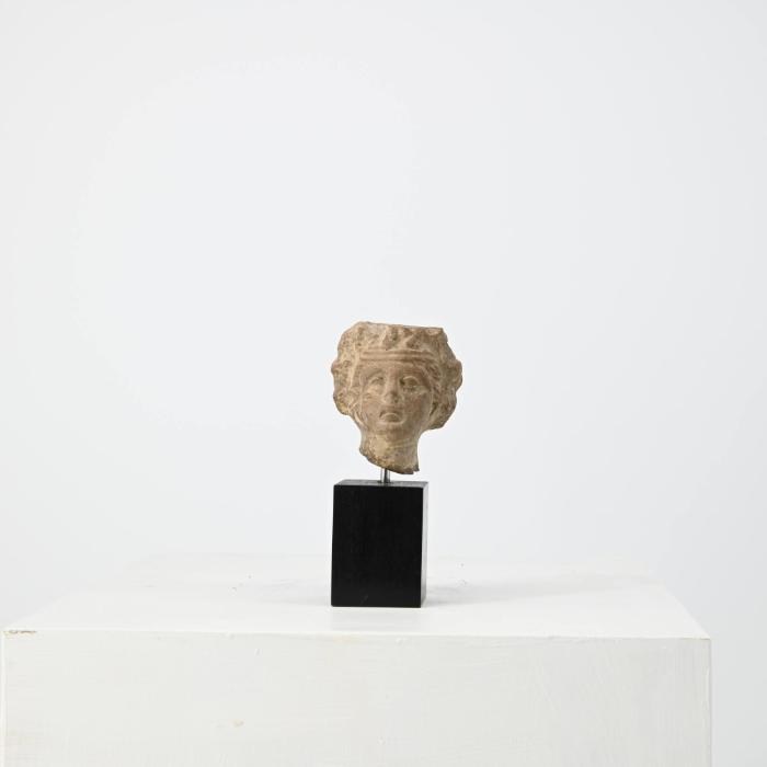 Figurine: Frauenkopf mit Stirnband und Efeukranz