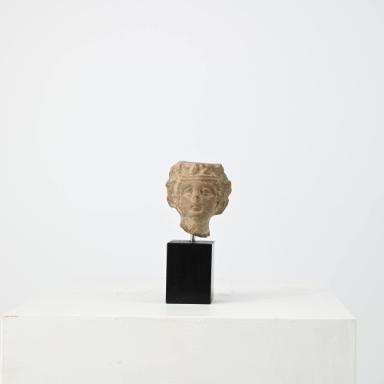 Figurine: Frauenkopf mit Stirnband und Efeukranz