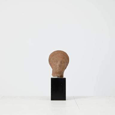 Figurine: Kopf mit klassizistischen Zügen und Fransenfrisur