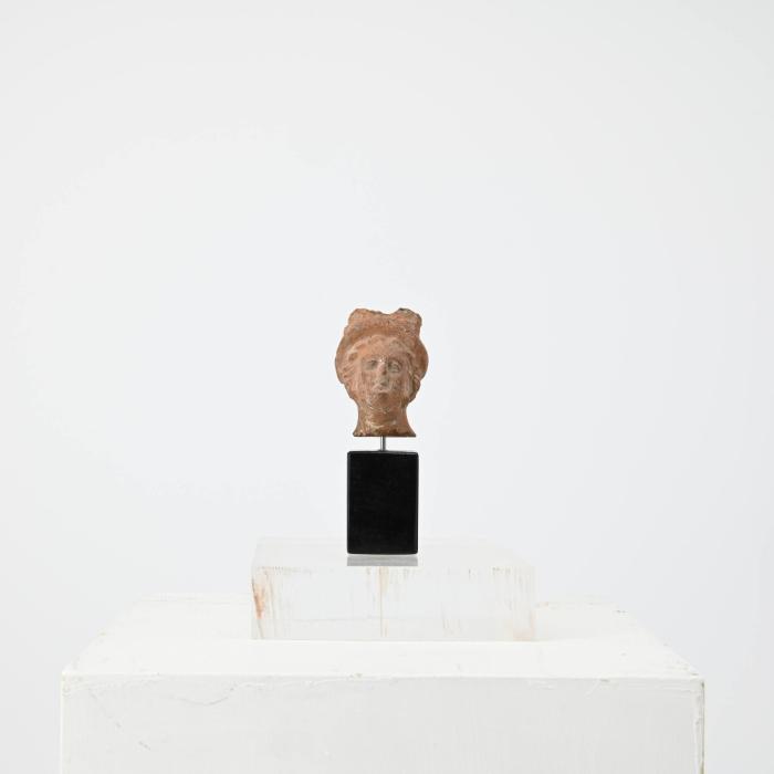 Figurine: weiblicher Kopf mit Kranz und Haarschleife