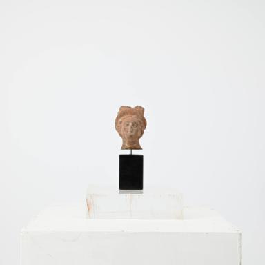 Figurine: weiblicher Kopf mit Kranz und Haarschleife